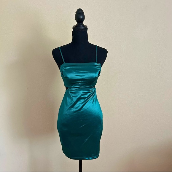 NWT Backless Cutout Dress in Green - Picture 1 of 4
